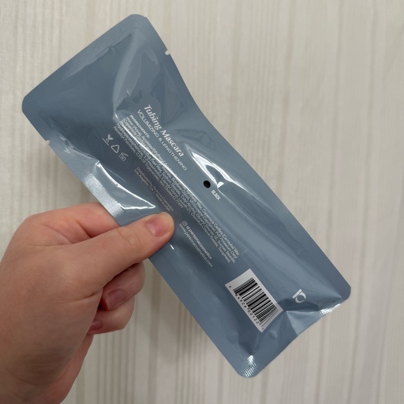 NEW🔥 Persona Cosmetics Volumizing Tubing Mascara in Black - Picture 3 of 3